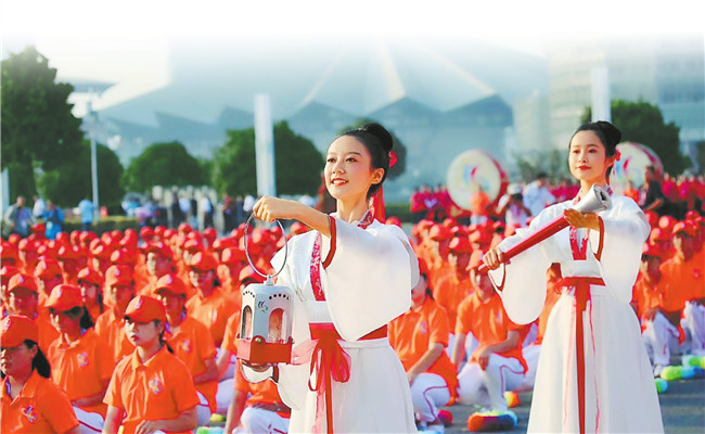 火炬?zhèn)鬟f起跑儀式在鄭東新區(qū)如意湖廣場(chǎng)舉行