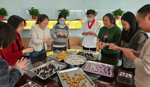 滾湯圓、猜燈謎、制花燈~(yú)~元宵節(jié)就要這樣過(guò)